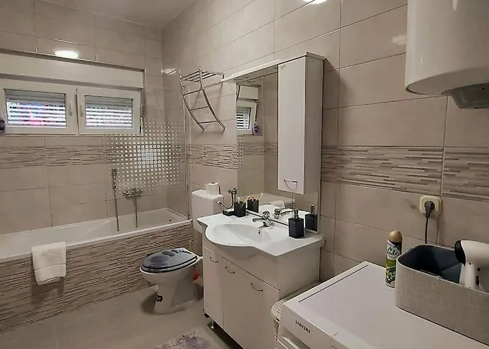 Lijepo Ureden Stan U Centru Grada דירה קנין